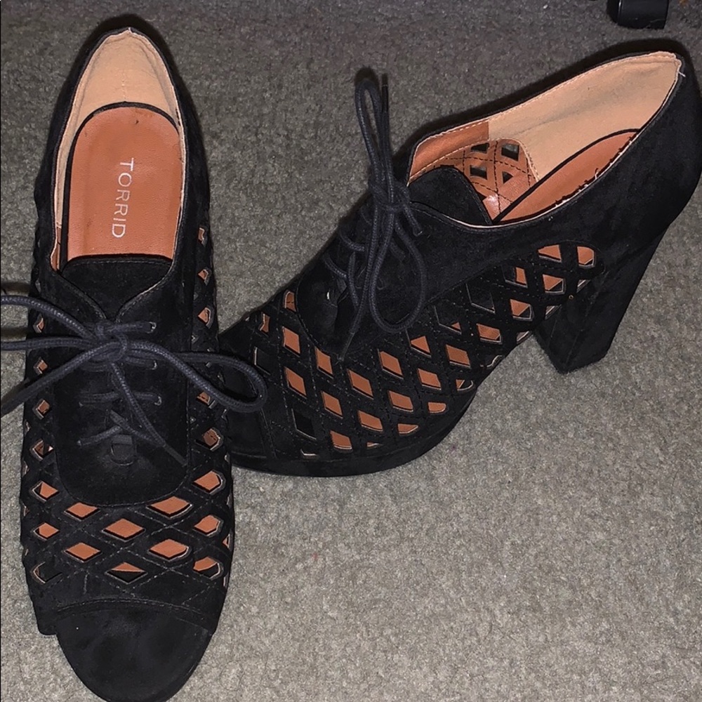 6inch toe out black block heel.